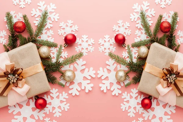 Close-up shot van kleine gift verpakt met lint op roze achtergrond. Kerst achtergrond. Minimaal concept. Plat gelegd. Bovenaanzicht — Stockfoto