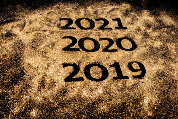 Números dourados brilhantes bonitos de 2019 a 2020 na parte traseira preta — Fotografia de Stock