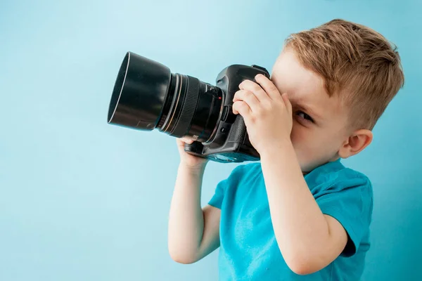 Kisfiú fényképezőgéppel a kék háttér — Stock Fotó