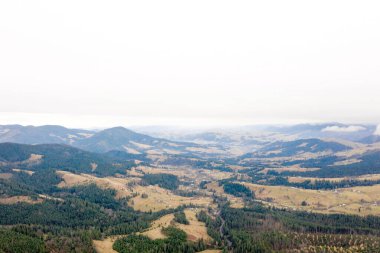 Sonbahar dağları ve mavi gökyüzü manzarası. Geleneksel manzara.