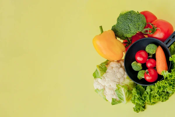 Різноманітність овочів і сковороди на дошці, вид зверху . — стокове фото
