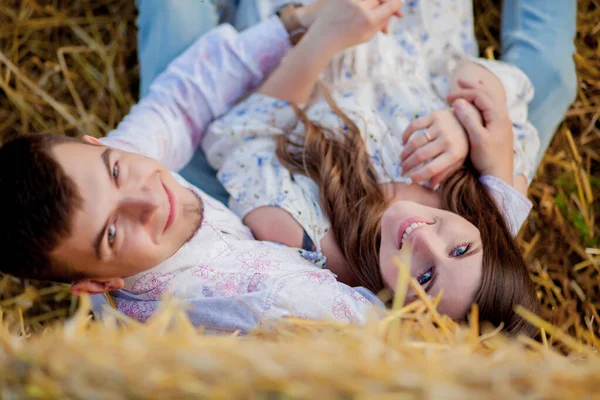 Щаслива молода пара на соломі, концепція романтичних людей, красива — стокове фото