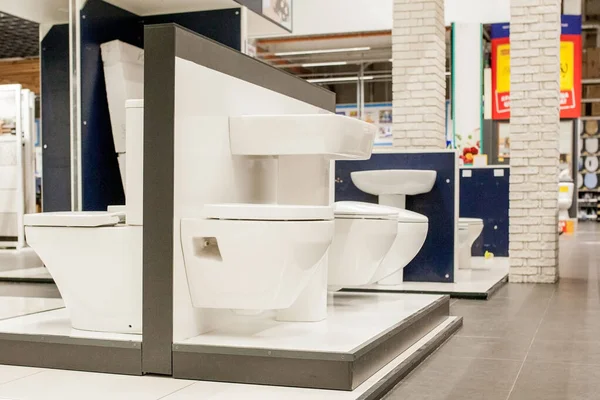 Novo vaso sanitário exibir no hipermercado de produto caseiro e construir — Fotografia de Stock