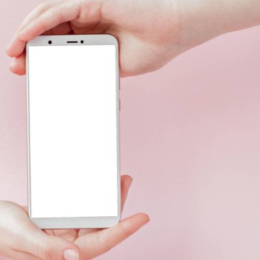 Pembe arka planda bir kadının elinde modern cep telefonu