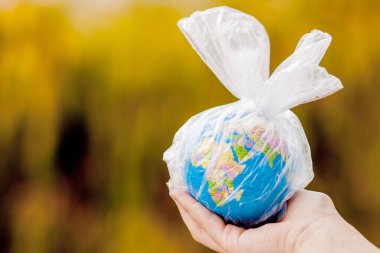 İnsan eli dünyayı plastik bir torba içinde tutuyor. Başla!