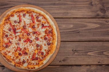 Pizza Lokantası Menüsü - Sosisli ve baharatlı pizza 