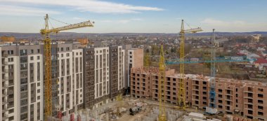 Kiev, Ukrayna - 10 Haziran 2019: Çok katlı yeni bir kompleks inşaatı. Vinçler ve inşaat alanı. Modern apartmanlar inşa ediliyor.