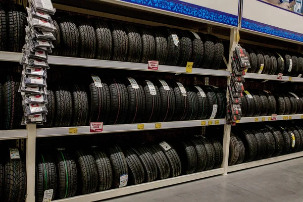 Kiev, Ucrânia - 10 de junho de 2019: Rack de construção com variedade de pneus de carro na loja de automóveis — Fotografia de Stock