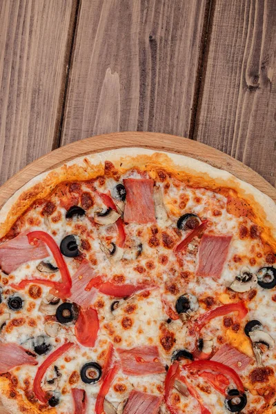 Pizza capricciosa comida italiana tradicional de jamón mushr — Foto de Stock