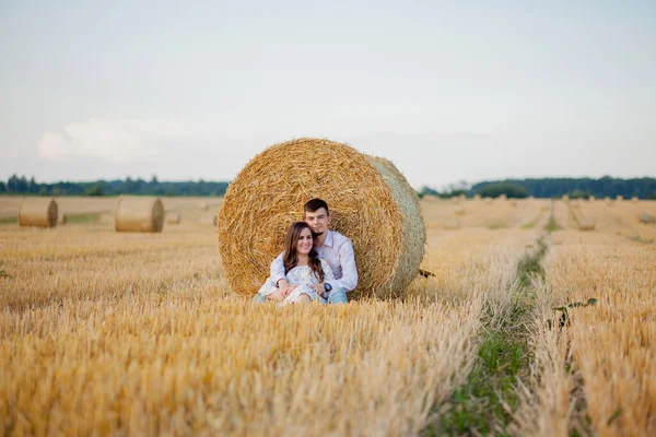 幸福的年轻夫妇在稻草，浪漫的人的概念，美丽 — 图库照片