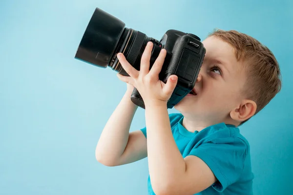 Kisfiú fényképezőgéppel a kék háttér — Stock Fotó