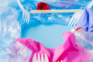 Blue Ba 'da çeşitli tek kullanımlık plastik atıkların üst görünümü