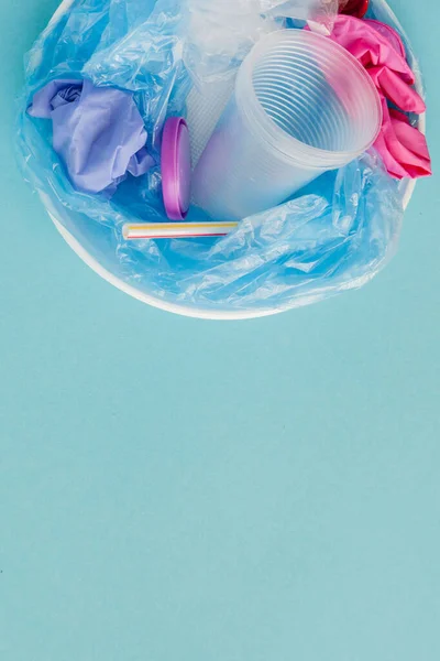Bovenaanzicht van verschillende soorten wegwerp plastic afval op blauwe ba — Stockfoto