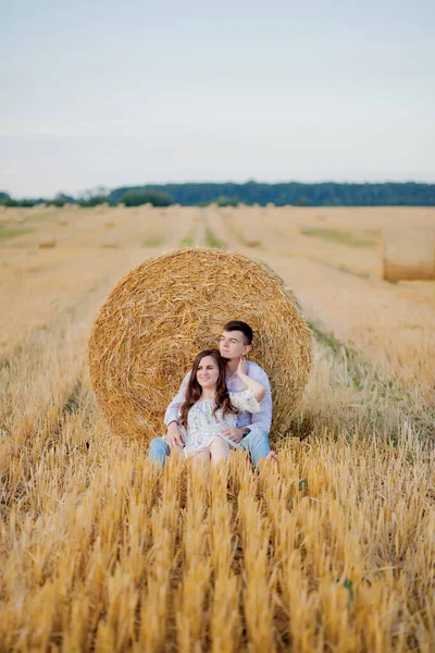 Feliz pareja joven en paja, concepto de gente romántica, hermosa —  Fotos de Stock