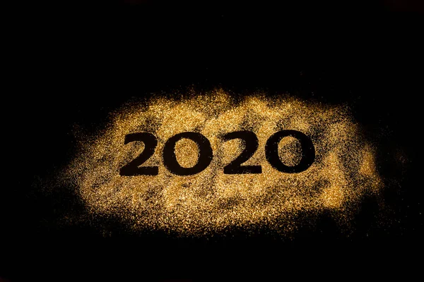 2020年おめでとう2020年を迎える2番とゼロのクリエイティブコラージュ。デザインのための黒の背景に美しい輝くゴールデンナンバー2020. — ストック写真