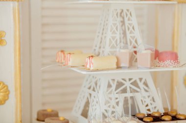 Meyveli tatlılar, krema, bisküvi. Tatlının farklı türleri