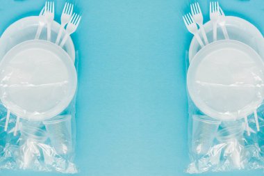 Mavi arka planda plastik tabaklar. Tek kullanımlık sofra takımları