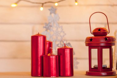 Kutlama masası - Süslü kırmızı süslemeli Noel tebrik kartı