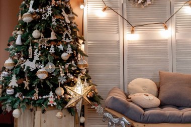 Oturma odasının altında hediyelerle Noel ağacı.