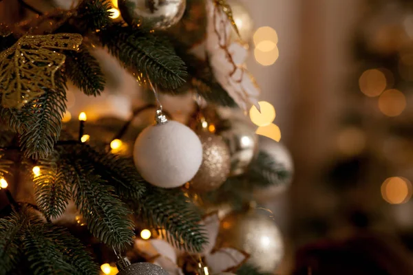 Διακοσμημένο χριστουγεννιάτικο δέντρο σε θολή, αφρώδη και νεράιδα φόντο — Φωτογραφία Αρχείου