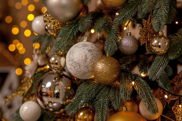 Geschmückter Weihnachtsbaum auf verschwommenem, glitzerndem und märchenhaftem Hintergrund — Stockfoto