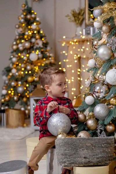 Menino decorando árvore de Natal com bolas de brinquedo — Fotografia de Stock