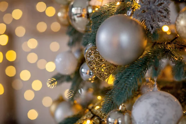 Árbol de Navidad decorado sobre fondo borroso, brillante y de hadas — Foto de Stock