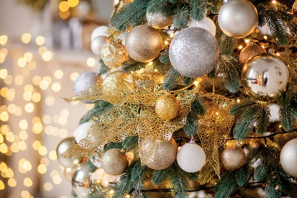 Árbol de Navidad decorado sobre fondo borroso, brillante y de hadas — Foto de Stock