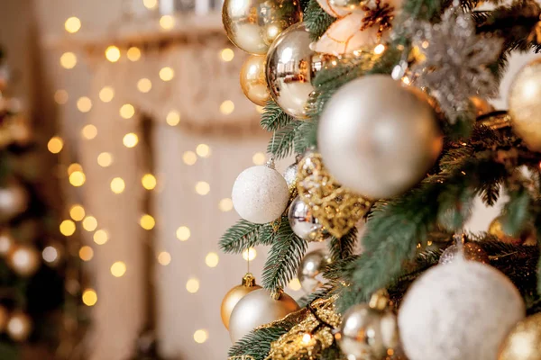 Διακοσμημένο χριστουγεννιάτικο δέντρο σε θολή, αφρώδη και νεράιδα φόντο — Φωτογραφία Αρχείου