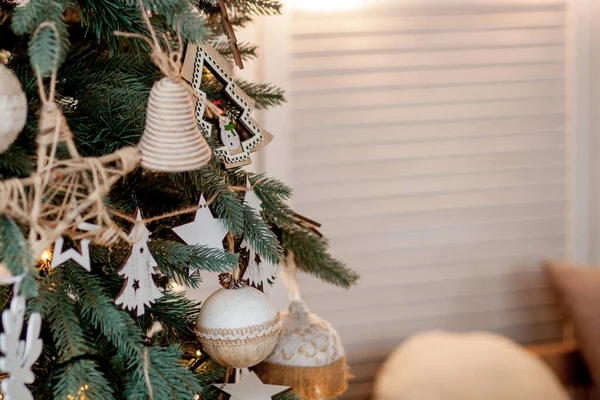 Arbre de Noël décoré sur fond flou, scintillant et féerique — Photo