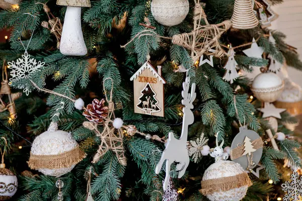 Geschmückter Weihnachtsbaum auf verschwommenem, glitzerndem und märchenhaftem Hintergrund — Stockfoto