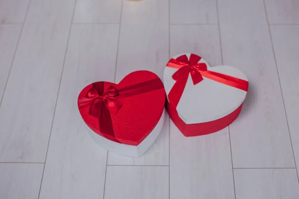 Primo piano di confezioni regalo a forma di cuore. Scatole regalo a forma di cuore il giorno di San Valentino . — Foto Stock