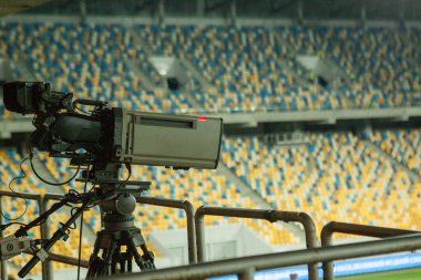 Lviv, Ukrayna-Ağustos19, 2019: footballa stadyumunda profesyonel bir futbol maçı canlı çekim tv kameraman