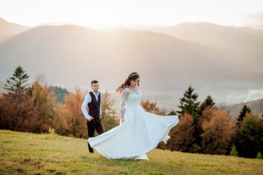 Sunset Romantik Evli Çiftte Gelin ve Damat