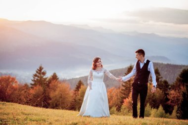 Sunset Romantik Evli Çiftte Gelin ve Damat