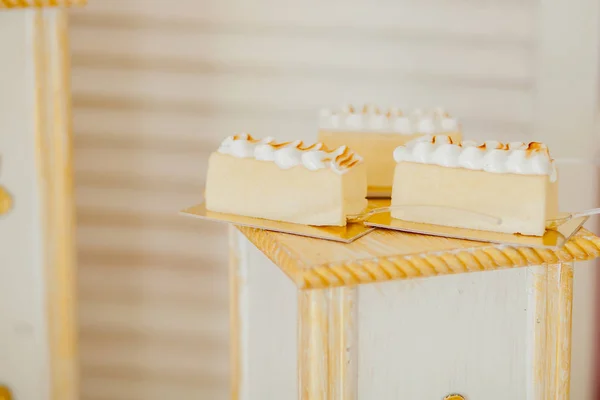 Desserts mit Früchten, Mousse, Keksen. verschiedene Arten von Süßigkeiten — Stockfoto