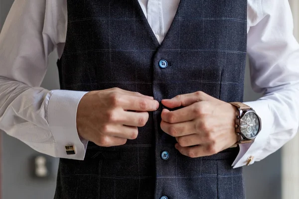 L'uomo si prepara per il lavoro abbottonandosi la camicia da lavoro. Preparazione del mattino dello sposo prima del matrimonio — Foto Stock