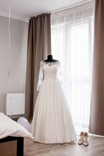 Vestido de casamento de árvore em um manequim no quarto — Fotografia de Stock