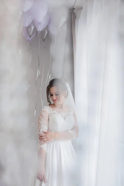 Bride looks out of the window,wedding day, Morning of the bride — Stock Photo, Image