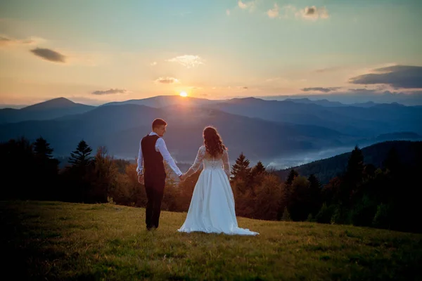 Novia y novio al atardecer pareja casada romántica — Foto de Stock