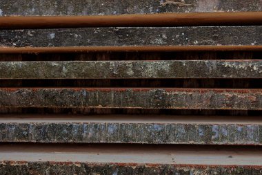Ahşap plakalar kahverengi ve gri bir kereste fabrikası katlanmış. Kızılağaç panoları doku olarak kazıklı