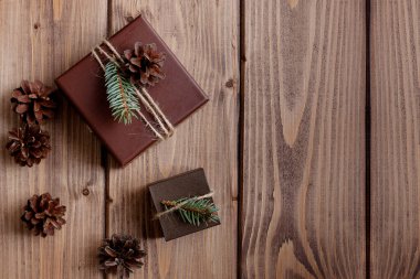 Vintage hediye kutusu ahşap zemin üzerinde yay ile