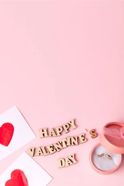 Bague de mariage et de nombreux cœurs avec une inscription Happy Valentine — Photo
