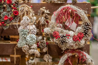 Dükkanda sergilenen güzel Noel çelengi.