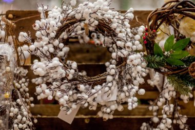 Dükkanda sergilenen güzel Noel çelengi.