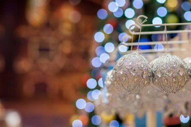 Noel ağacında Noel oyuncağı. Yeni yıl süsü. Madalyalı dükkan penceresi