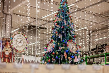 Ivano-Frankivsk, Ukrayna - 16 Kasım 2019: Yeni yıl, Noel iç dekorasyonu. Madalyalı yeni yıl ağacı dükkanda