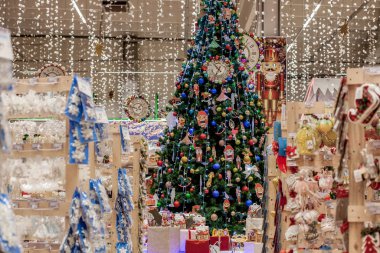 Ivano-Frankivsk, Ukrayna - 16 Kasım 2019: Yeni yıl, Noel iç dekorasyonu. Madalyalı yeni yıl ağacı dükkanda