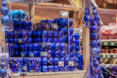 Ivano-Frankivsk, Ukrayna - 16 Kasım 2019: Noel ağacında Noel oyuncağı. Yeni yıl süsü. Madalyalı dükkan penceresi