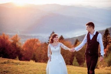 Sunset Romantik Evli Çiftte Gelin ve Damat